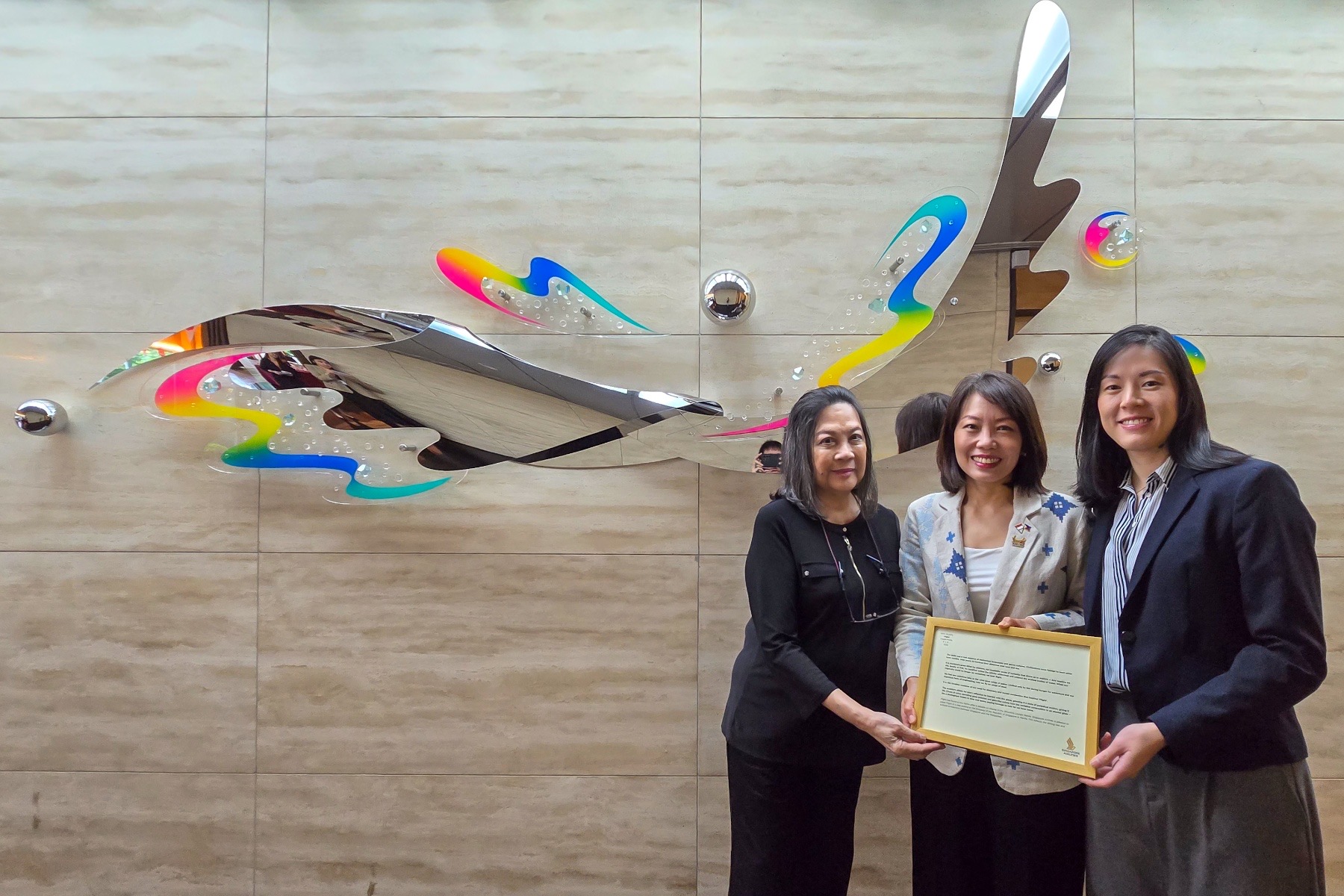 Singapore Airlines Gifts Flight Sculpture to Manila Embassy
